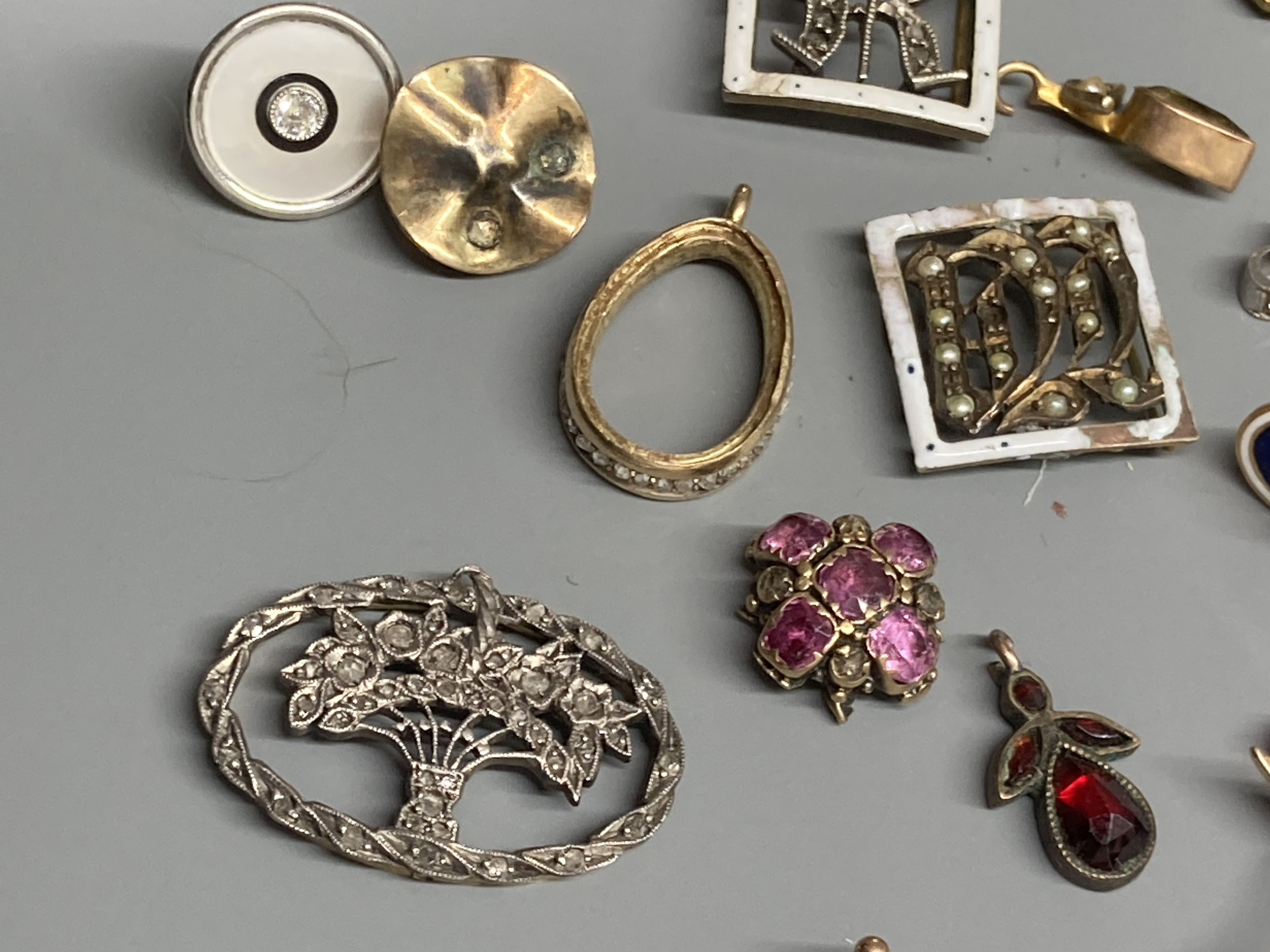 A small quantity of 19th century and later jewellery, including a rose cut diamond set mount, enamel and diamond set initial clasp and other gem set items.